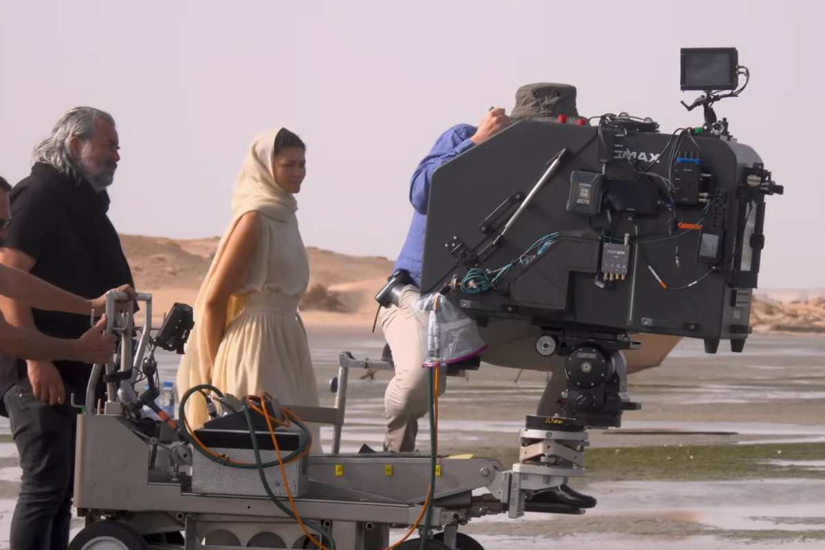 Zendaya in una scena dell'Odissea mentre viene ripresa dalla telecamera in movimento