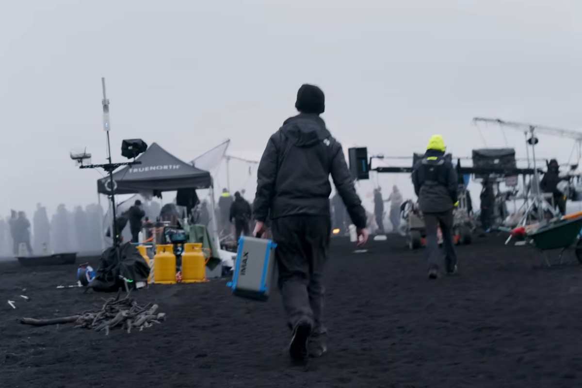 Persone che lavorano sul set dell'Odissea in una spiaggia nera in Islanda