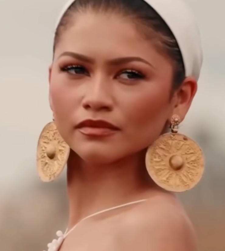 Zendaya posa con gli orecchini reperto archeologici figli di un'aspra polemica