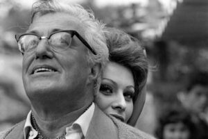 Sophia Loren abbraccia da dietro Vittorio De Sica