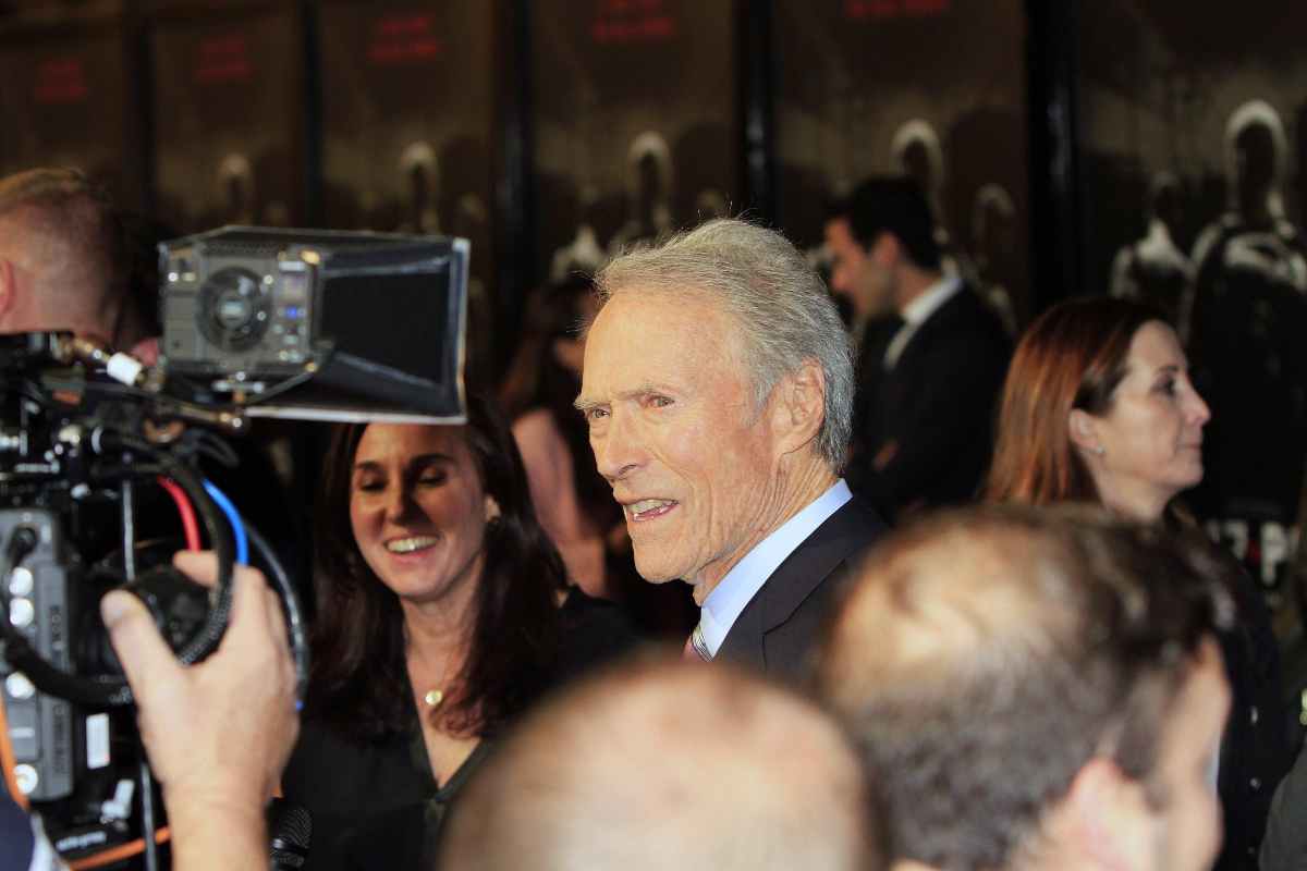 Clint Eastwood in mezzo ai giornalisti