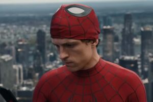 Tom Holland vestito da Spider-Man sullo sfondo NY