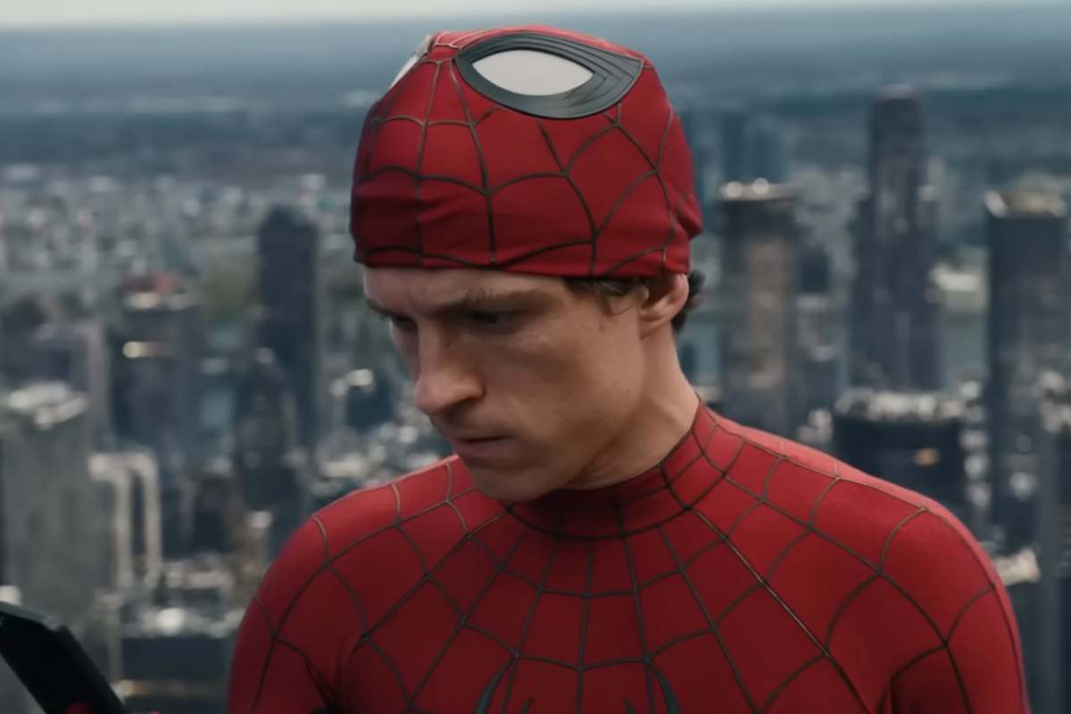 Tom Holland vestito da Spider-Man sullo sfondo NY