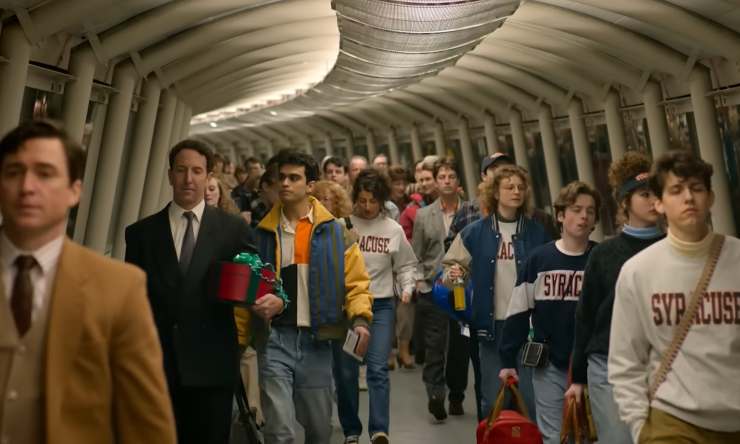 Passeggeri che percorrono il tunnell per andare verso l'aereo
