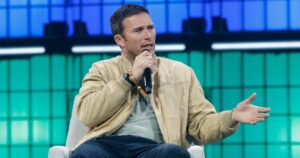 Scott Eastwood con il microfono in mano mentre parla